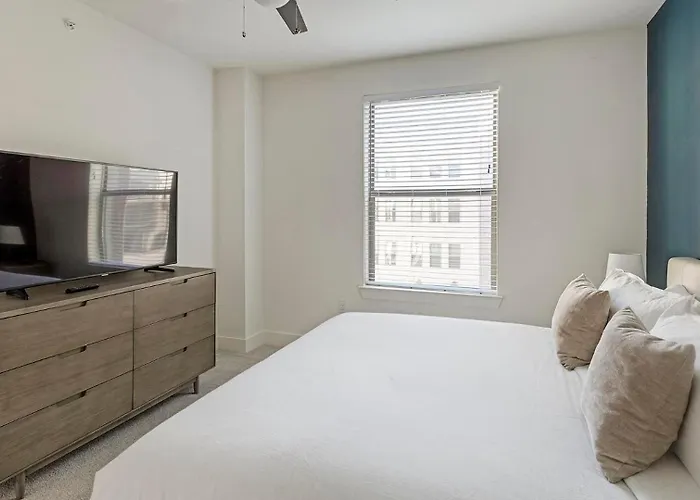 Landing Stunning 1bd Clubhouse Yoga Apartment