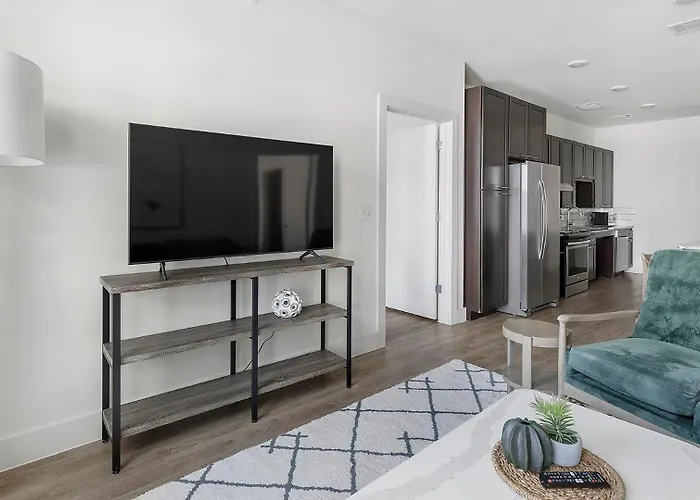 Landing Stunning 1bd Clubhouse Yoga Apartment *