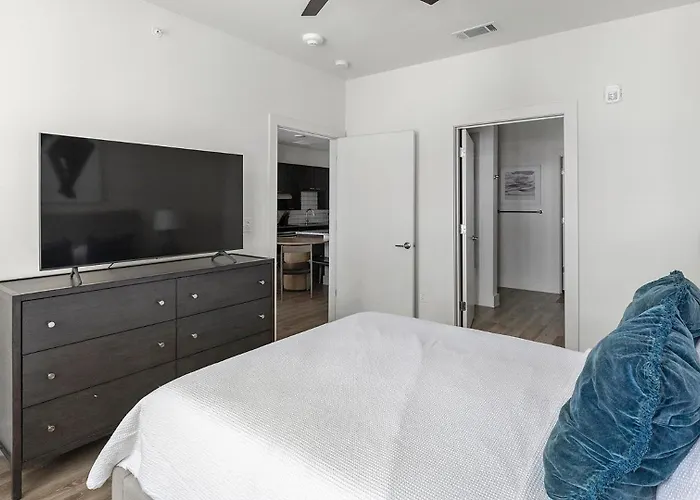 Landing Stunning 1bd Clubhouse Yoga Apartment